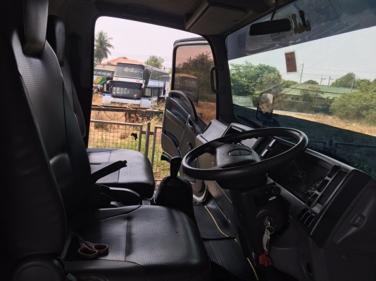 ขายISUZU 6ล้อ NQR 175  EURO 3 รุ่นหน้าตึกเครื่อง 175 เเรง เครื่องคอมมอลเรล ตู้เเห้งเปิดได้3บานจดทะเบียนปี 2557 (2014) ยาว5,6เมตร สภาพสวยใครต้องการไม่ผิดหวังราคา970,000บาทจัดไฟเเนนได้ดูรถได้ที่เต็นท์รถ JJ.AUTOCAR 2 หลังวัดจันทรารามติดถนนเพชรเกษมก.ม.ที่68.5