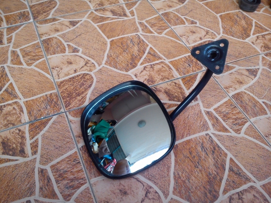 กระจกส่องท้ายรถตู้