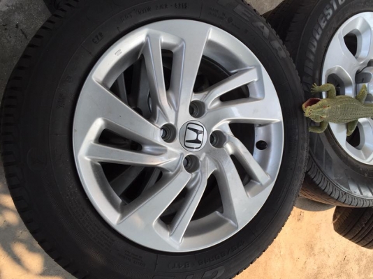 ขายล้อแม็กJAZZ ขอบ15 4 ล้อ ราคา 8,800 บาท