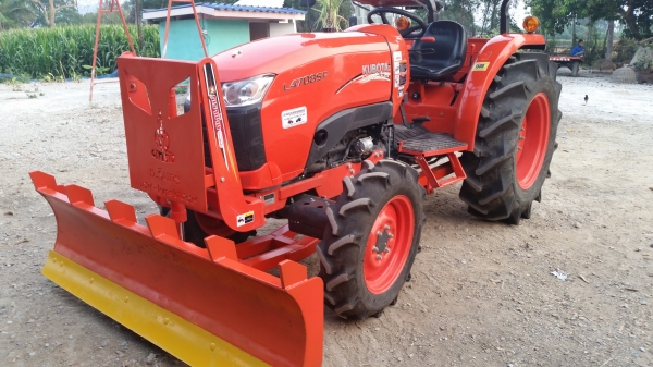 KUBOTA  L 4708 SP (4WD)  2 เพลา   สภาพใหม่สวยๆ   ชั่วโมงใช้   งานน้อย  สีเดิมทั้งคัน  พร้อมชุดใบมีดดันหน้า  ผาน4