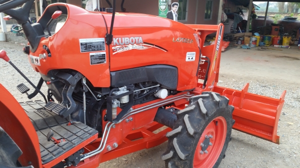 KUBOTA  L 4708 SP (4WD)  2 เพลา   สภาพใหม่สวยๆ   ชั่วโมงใช้   งานน้อย  สีเดิมทั้งคัน  พร้อมชุดใบมีดดันหน้า  ผาน4