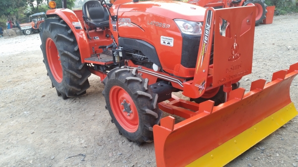 KUBOTA  L 4708 SP (4WD)  2 เพลา   สภาพใหม่สวยๆ   ชั่วโมงใช้   งานน้อย  สีเดิมทั้งคัน  พร้อมชุดใบมีดดันหน้า  ผาน4