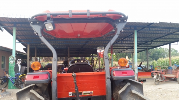 KUBOTA  L 4708 SP (4WD)  2 เพลา   สภาพใหม่สวยๆ   ชั่วโมงใช้   งานน้อย  สีเดิมทั้งคัน  พร้อมชุดใบมีดดันหน้า  ผาน4