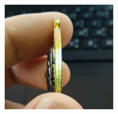 หลวงปู่หมุน วัดบ้านจาน ศรีสะเกษ เหรียญทองหน้ากากนวะ ตอกโค๊ดหมายเลขกำกับ