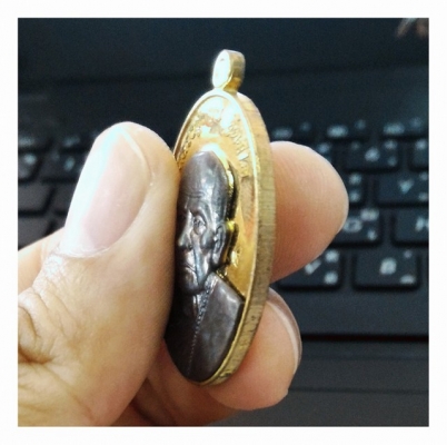 หลวงปู่หมุน วัดบ้านจาน ศรีสะเกษ เหรียญทองหน้ากากนวะ ตอกโค๊ดหมายเลขกำกับ