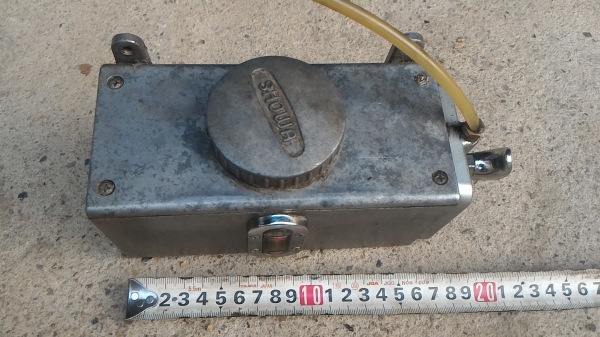 กระบอกเก็บน้ำมันพร้อมชุดโยกเพื่อจ่ายน้ำมันเลี้ยงส่วนต่างๆของเครื่องจักร