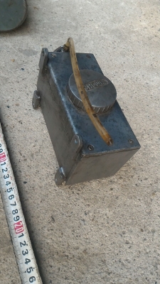 กระบอกเก็บน้ำมันพร้อมชุดโยกเพื่อจ่ายน้ำมันเลี้ยงส่วนต่างๆของเครื่องจักร