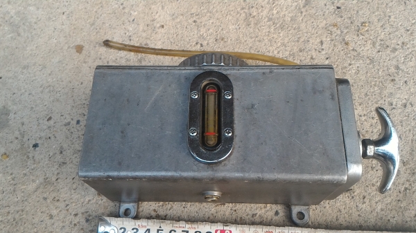 กระบอกเก็บน้ำมันพร้อมชุดโยกเพื่อจ่ายน้ำมันเลี้ยงส่วนต่างๆของเครื่องจักร