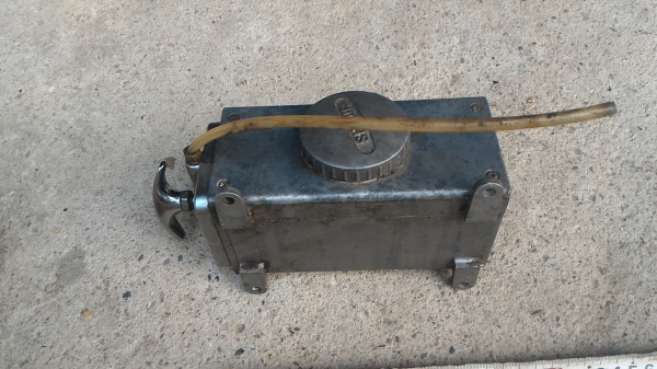 กระบอกเก็บน้ำมันพร้อมชุดโยกเพื่อจ่ายน้ำมันเลี้ยงส่วนต่างๆของเครื่องจักร