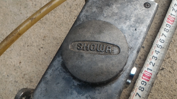 กระบอกเก็บน้ำมันพร้อมชุดโยกเพื่อจ่ายน้ำมันเลี้ยงส่วนต่างๆของเครื่องจักร