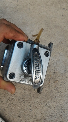 กระบอกเก็บน้ำมันพร้อมชุดโยกเพื่อจ่ายน้ำมันเลี้ยงส่วนต่างๆของเครื่องจักร