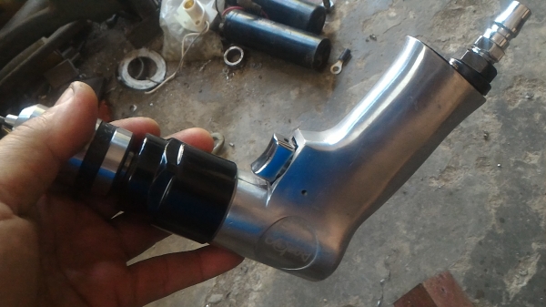 สว่านเจาะทำงานด้วยลม ยี่ห้อ RAMBO ปรับหมุน ซ็าย - ขวา ได้ สปีดความเร็ววสูง โครงสร้างแข็งแรง ไม่มีปัญหาเรื่องไฟดูดเพราะใช้ลม