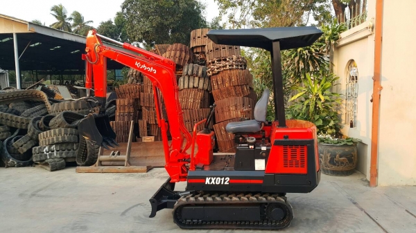 ขาย รถขุด KUBOTA รุ่น KX012 มือสองญี่ปุ่น แทรกยางใหม่เอี่ยม สลักแน่น พร้อมใช้งาน ความกว้างของรถ ขับขึ้นรถปิคอัพได้ มือถือ/LINE ID : 0818753444