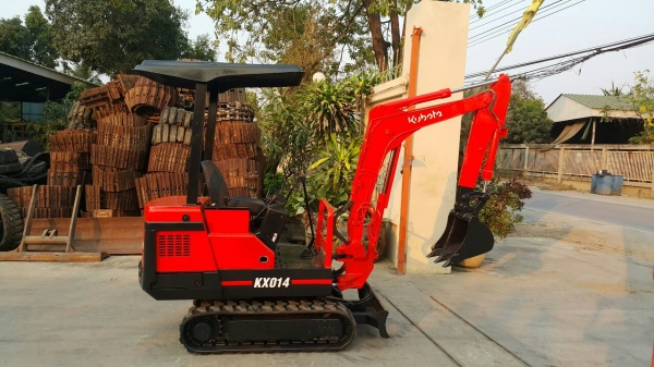 ขาย รถขุด KUBOTA รุ่น KX014 มือสองญี่ปุ่น แทรกยางใหม่เอี่ยม สลักแน่น พร้อมใช้งาน ความกว้างของรถ ขับขึ้นรถปิคอัพได้ มือถือ/LINE ID : 0818753444