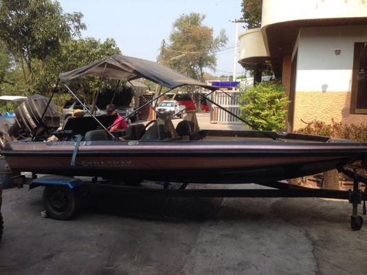 ขายเรือแบสDYNY-TRAK สวยๆ18ฟุต กว้าง210ซ.ม เครื่องเมอเคอรี่150แน่นๆ มีห้องขังเหยื่อเป็น ถังน้ำมันสแตนเลสสวยๆ เรือกว้างพิเศษ210ซ.ม รับรองไม่โคลง ผ้าใบเปลี่ยนใหม่ให้เทเล่อร์ไปด้วย ขาย 190000 บาท