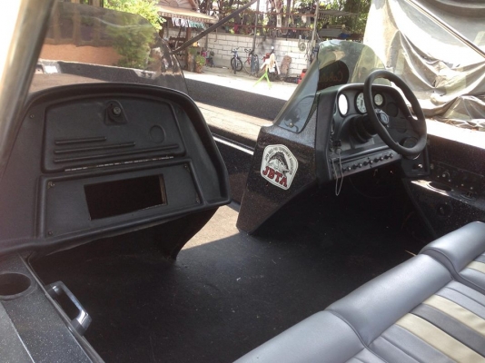 ขายเรือแบสDYNY-TRAK สวยๆ18ฟุต กว้าง210ซ.ม เครื่องเมอเคอรี่150แน่นๆ มีห้องขังเหยื่อเป็น ถังน้ำมันสแตนเลสสวยๆ เรือกว้างพิเศษ210ซ.ม รับรองไม่โคลง ผ้าใบเปลี่ยนใหม่ให้เทเล่อร์ไปด้วย ขาย 190000 บาท