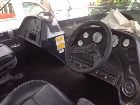 ขายเรือแบสDYNY-TRAK สวยๆ18ฟุต กว้าง210ซ.ม เครื่องเมอเคอรี่150แน่นๆ มีห้องขังเหยื่อเป็น ถังน้ำมันสแตนเลสสวยๆ เรือกว้างพิเศษ210ซ.ม รับรองไม่โคลง ผ้าใบเปลี่ยนใหม่ให้เทเล่อร์ไปด้วย ขาย 190000 บาท