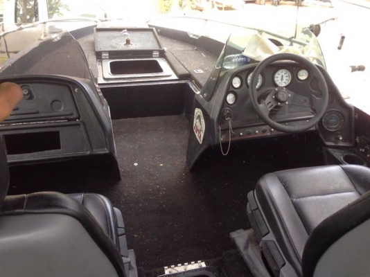 ขายเรือแบสDYNY-TRAK สวยๆ18ฟุต กว้าง210ซ.ม เครื่องเมอเคอรี่150แน่นๆ มีห้องขังเหยื่อเป็น ถังน้ำมันสแตนเลสสวยๆ เรือกว้างพิเศษ210ซ.ม รับรองไม่โคลง ผ้าใบเปลี่ยนใหม่ให้เทเล่อร์ไปด้วย ขาย 190000 บาท