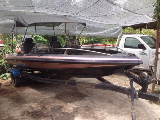 ขายเรือแบสDYNY-TRAK สวยๆ18ฟุต กว้าง210ซ.ม เครื่องเมอเคอรี่150แน่นๆ มีห้องขังเหยื่อเป็น ถังน้ำมันสแตนเลสสวยๆ เรือกว้างพิเศษ210ซ.ม รับรองไม่โคลง ผ้าใบเปลี่ยนใหม่ให้เทเล่อร์ไปด้วย ขาย 190000 บาท