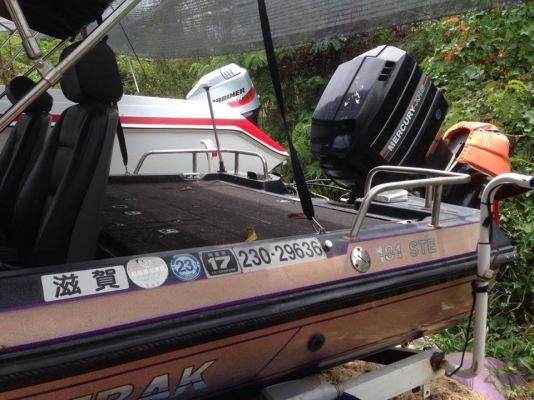 ขายเรือแบสDYNY-TRAK สวยๆ18ฟุต กว้าง210ซ.ม เครื่องเมอเคอรี่150แน่นๆ มีห้องขังเหยื่อเป็น ถังน้ำมันสแตนเลสสวยๆ เรือกว้างพิเศษ210ซ.ม รับรองไม่โคลง ผ้าใบเปลี่ยนใหม่ให้เทเล่อร์ไปด้วย ขาย 190000 บาท