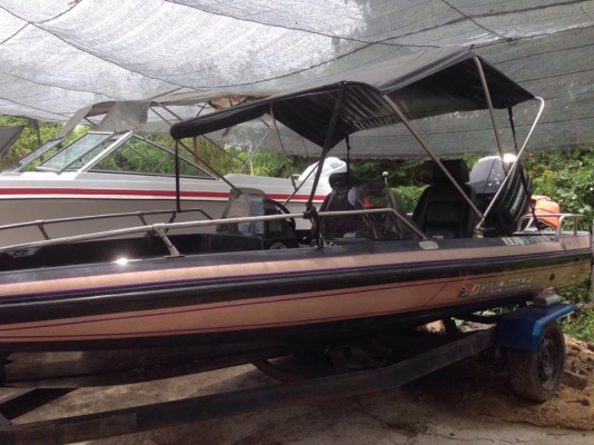 ขายเรือแบสDYNY-TRAK สวยๆ18ฟุต กว้าง210ซ.ม เครื่องเมอเคอรี่150แน่นๆ มีห้องขังเหยื่อเป็น ถังน้ำมันสแตนเลสสวยๆ เรือกว้างพิเศษ210ซ.ม รับรองไม่โคลง ผ้าใบเปลี่ยนใหม่ให้เทเล่อร์ไปด้วย ขาย 190000 บาท