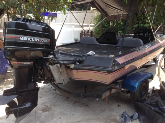 ขายเรือแบสDYNY-TRAK สวยๆ18ฟุต กว้าง210ซ.ม เครื่องเมอเคอรี่150แน่นๆ มีห้องขังเหยื่อเป็น ถังน้ำมันสแตนเลสสวยๆ เรือกว้างพิเศษ210ซ.ม รับรองไม่โคลง ผ้าใบเปลี่ยนใหม่ให้เทเล่อร์ไปด้วย ขาย 190000 บาท