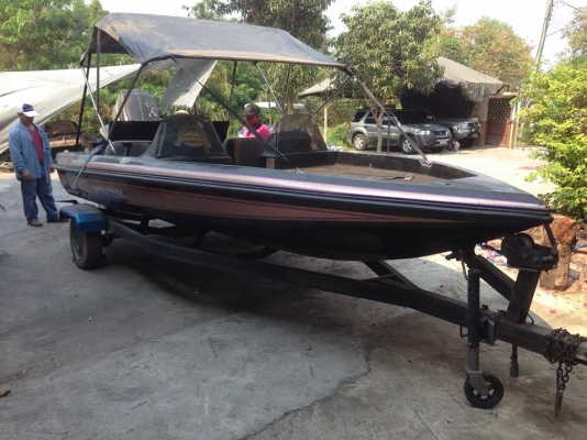 ขายเรือแบสDYNY-TRAK สวยๆ18ฟุต กว้าง210ซ.ม เครื่องเมอเคอรี่150แน่นๆ มีห้องขังเหยื่อเป็น ถังน้ำมันสแตนเลสสวยๆ เรือกว้างพิเศษ210ซ.ม รับรองไม่โคลง ผ้าใบเปลี่ยนใหม่ให้เทเล่อร์ไปด้วย ขาย 190000 บาท