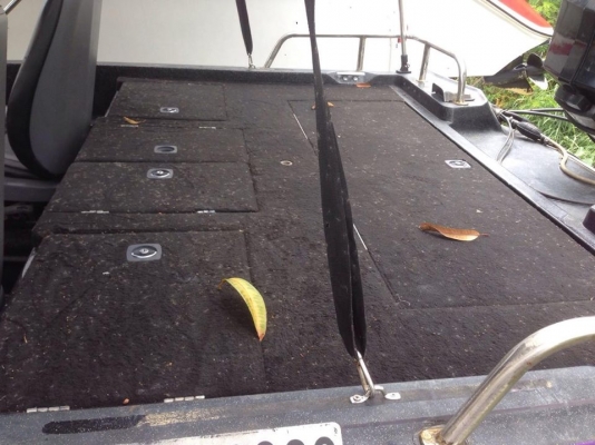 ขายเรือแบสDYNY-TRAK สวยๆ18ฟุต กว้าง210ซ.ม เครื่องเมอเคอรี่150แน่นๆ มีห้องขังเหยื่อเป็น ถังน้ำมันสแตนเลสสวยๆ เรือกว้างพิเศษ210ซ.ม รับรองไม่โคลง ผ้าใบเปลี่ยนใหม่ให้เทเล่อร์ไปด้วย ขาย 190000 บาท