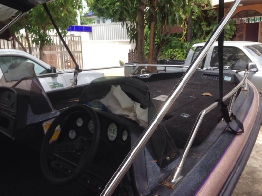 ขายเรือแบสDYNY-TRAK สวยๆ18ฟุต กว้าง210ซ.ม เครื่องเมอเคอรี่150แน่นๆ มีห้องขังเหยื่อเป็น ถังน้ำมันสแตนเลสสวยๆ เรือกว้างพิเศษ210ซ.ม รับรองไม่โคลง ผ้าใบเปลี่ยนใหม่ให้เทเล่อร์ไปด้วย ขาย 190000 บาท