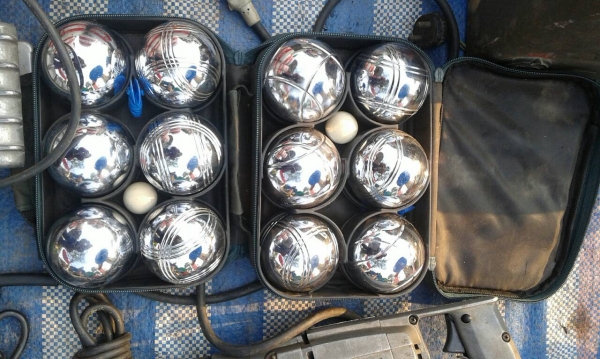 ชุดเปตองพร้อมแก่นกระเป๋าครบชุดสวยๆครับพร้อมใช้งานอุปกรณืครับ 6 ลูกพ้อมเล่นลาย 1ลาย 2  ลาย 3  และเรียบครับ  ราคานี้คุ้มครับ