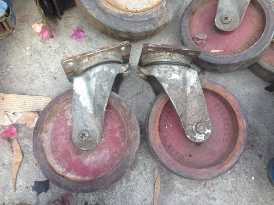 ขายล้อสำหรับงานหนักแข็งแรงรับได้หลายตันครับ ขาย 900 บาทต่อล้อ