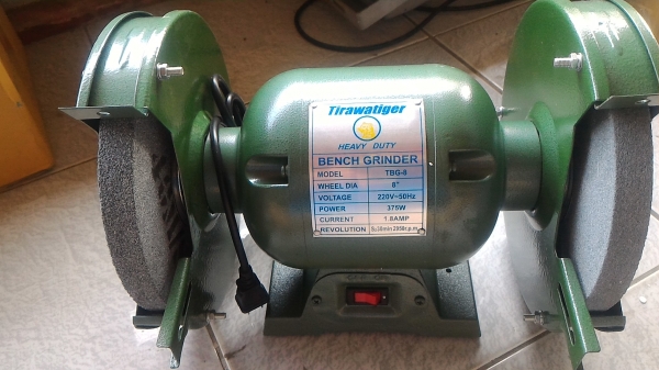 เครื่องเจียรแกนคู่พร้อมหินเจียร์สองข้าง ยี่ห้อ Tirawatiger  ขนาด 375 W. ใสหินขนาด 8 นิ้ว