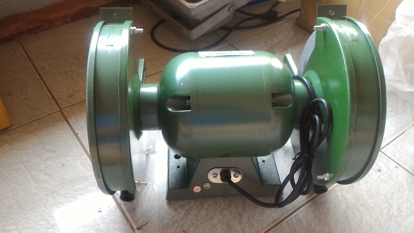 เครื่องเจียรแกนคู่พร้อมหินเจียร์สองข้าง ยี่ห้อ Tirawatiger  ขนาด 375 W. ใสหินขนาด 8 นิ้ว