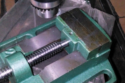 สว่านแท่น SUPER KING ให้พร้อมปากกาจับชิ้นงาน สูง 60 cm.มอเตอร์ 1/3 แรงม้า จับดอกสว่านได้ถึง 13 มม. ปรับสปีดได้ 5 ระดับ