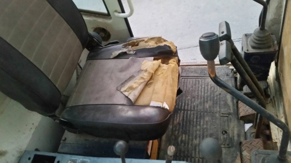 ขา่ย รถขุด แบคโฮ พร้อมหัวคีบไม้ คีบเหล็ก KOMATSU PC 40-5 เก่าญี่ปุ่น มีตู้เก๋ง