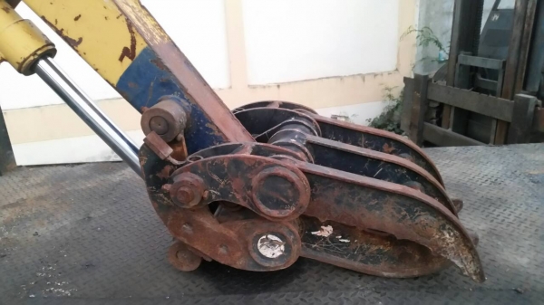 ขา่ย รถขุด แบคโฮ พร้อมหัวคีบไม้ คีบเหล็ก KOMATSU PC 40-5 เก่าญี่ปุ่น มีตู้เก๋ง