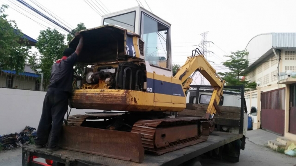 ขา่ย รถขุด แบคโฮ พร้อมหัวคีบไม้ คีบเหล็ก KOMATSU PC 40-5 เก่าญี่ปุ่น มีตู้เก๋ง