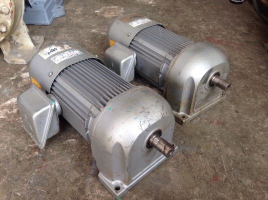 ( เหลือ 1 ตัวครับ )ขายมอเตอร์เกียร์ mitsubishi 1HP. 380V อัตราทด 1:25 มีเบรคในตัว สภาพสวยวิ่งนิ่ม เดิมๆ พร้อมใช้งาน มี 2 ตัวครับ ( ขาแตก 1 ตัว ตามรูปครับ )