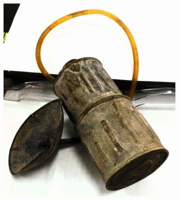 ตะเกียงฟู่ เนื้อทองเหลืองเก่าสุดๆ มีตราสัญลักษณ์ และตัวอักษร ควรค่าน่าสะสม