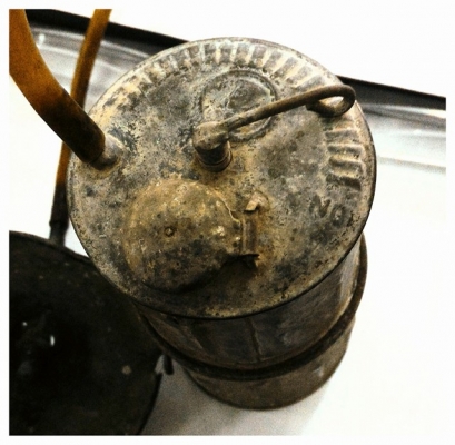 ตะเกียงฟู่ เนื้อทองเหลืองเก่าสุดๆ มีตราสัญลักษณ์ และตัวอักษร ควรค่าน่าสะสม