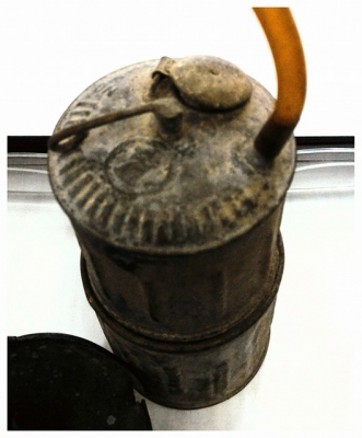 ตะเกียงฟู่ เนื้อทองเหลืองเก่าสุดๆ มีตราสัญลักษณ์ และตัวอักษร ควรค่าน่าสะสม