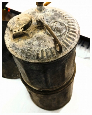 ตะเกียงฟู่ เนื้อทองเหลืองเก่าสุดๆ มีตราสัญลักษณ์ และตัวอักษร ควรค่าน่าสะสม