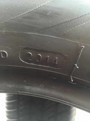 ขายยาง DEESTONE NAKARA 185-65-14 ปี14 ดอกแน่นๆ ไม่มีปะ คู่ละ 1,400 บาท