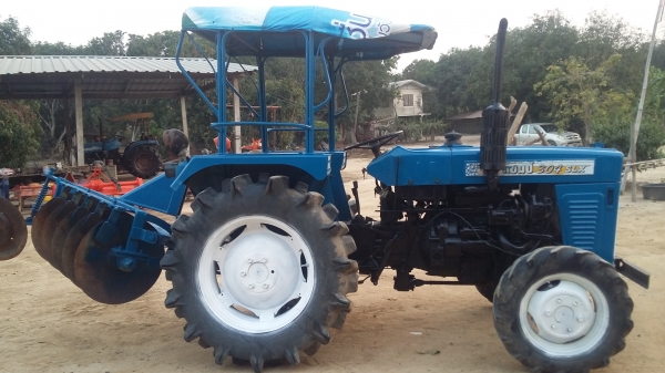 จัดส่งพี่ จังหวัดยโสธรครับ ขายรถไถเเชมป์304SLX 4&times;4 โฟวิน พร้อมผาน5ใบ22 พร้อมใช้งาน