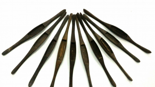 กระสวย ทอผ้ายุคเก่า ไม้ประดู่ ไม้รวม บางตัวสลักลาย มี 10 ตัว ปล่อยรวมเลย 699 ส่งฟรี