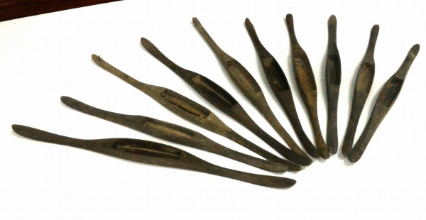 กระสวย ทอผ้ายุคเก่า ไม้ประดู่ ไม้รวม บางตัวสลักลาย มี 10 ตัว ปล่อยรวมเลย 699 ส่งฟรี