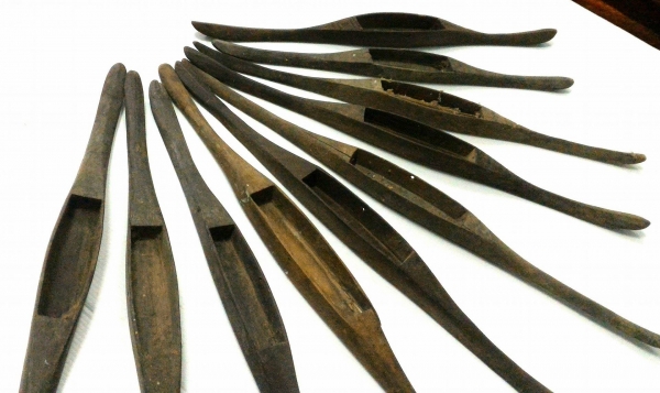 กระสวย ทอผ้ายุคเก่า ไม้ประดู่ ไม้รวม บางตัวสลักลาย มี 10 ตัว ปล่อยรวมเลย 699 ส่งฟรี