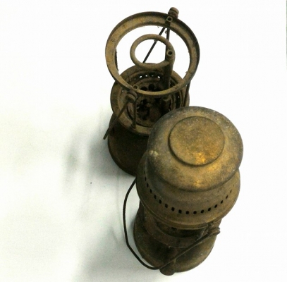 ตะเกียงเก่า 2 ตัว ขายรวมตามสภาพ นักสะสมไม่ควรพลาด ราคานี้ส่ง Ems ให้ครับ