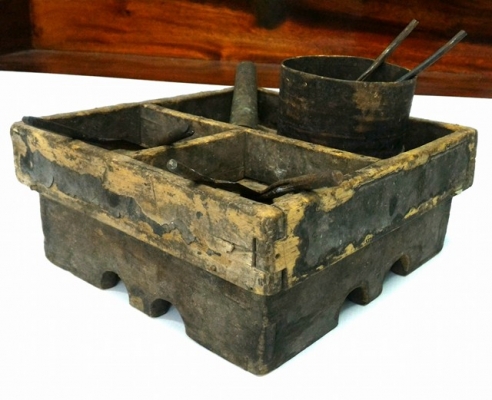 เซี่ยนหมากโบราณลงรักเก่า เดินลายขาวนูน ขายรวมยกชุด มีดสะนาก 3 ตัว และอื่นๆ รวมเลยราคาเบา