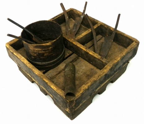 เซี่ยนหมากโบราณลงรักเก่า เดินลายขาวนูน ขายรวมยกชุด มีดสะนาก 3 ตัว และอื่นๆ รวมเลยราคาเบา